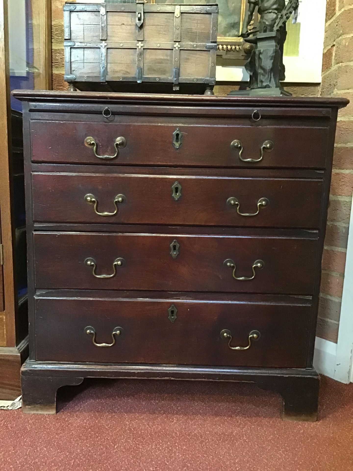 A George III mahogany chest of four long drawers having brass swan neck handles, a brushing slide - Bild 3 aus 31