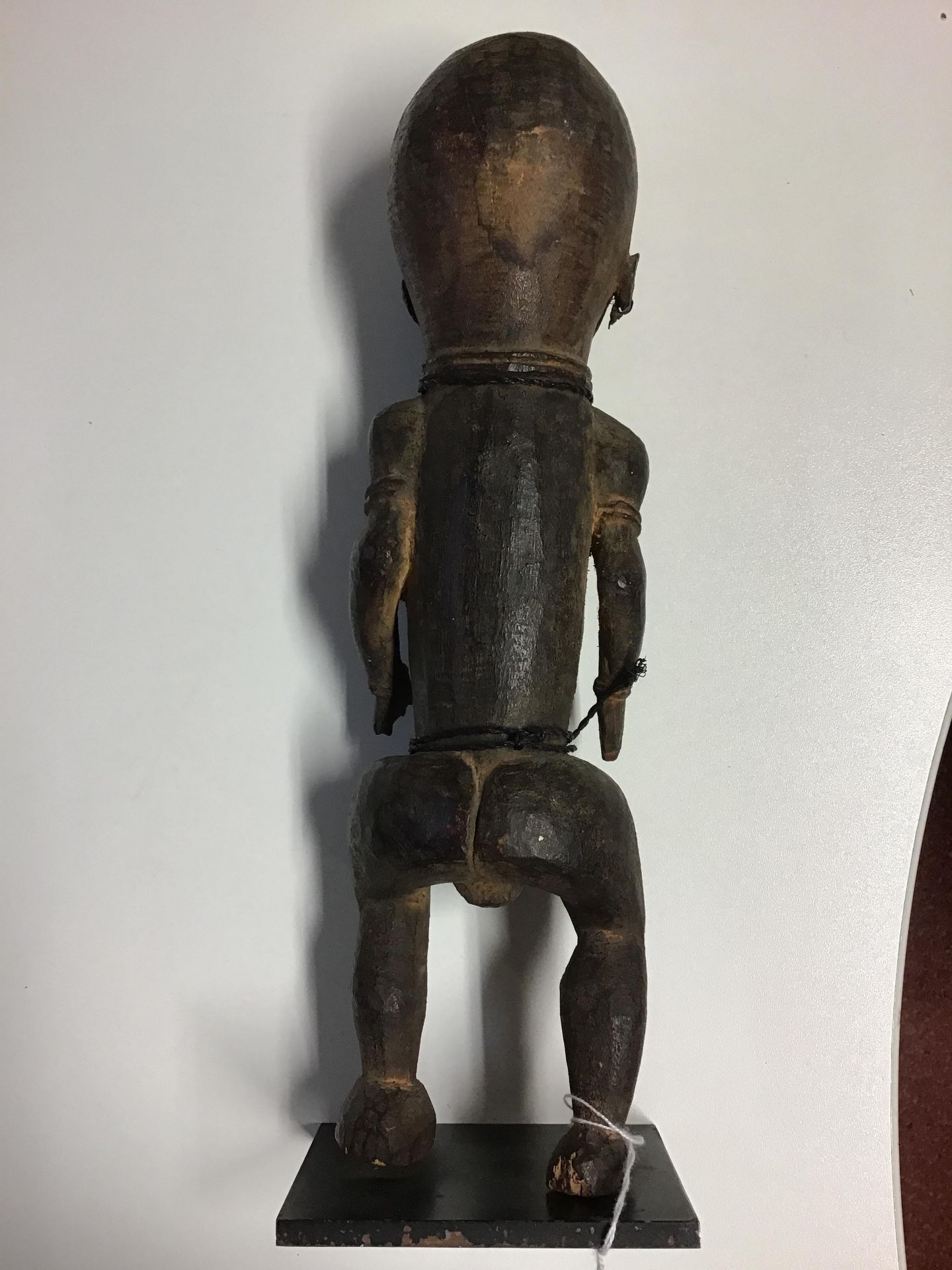 An antique east Sepik, Maprik tribe carved wood figure 9cm wide 32cm high Provenance A private - Bild 6 aus 10