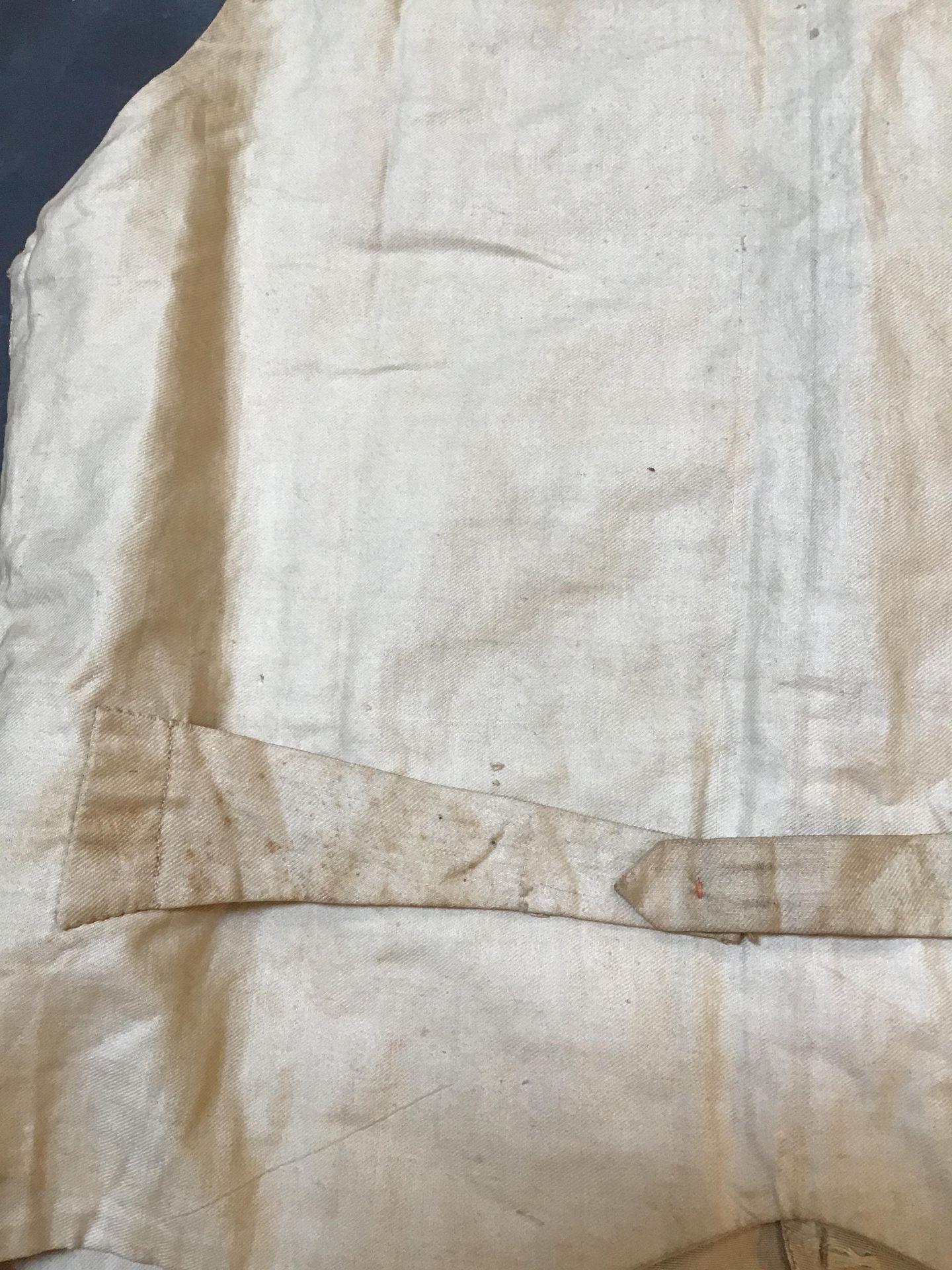 A Georgian silk embroidered waistcoat, decorated with flowers. Stains, marks.  Fraying around button - Bild 6 aus 24