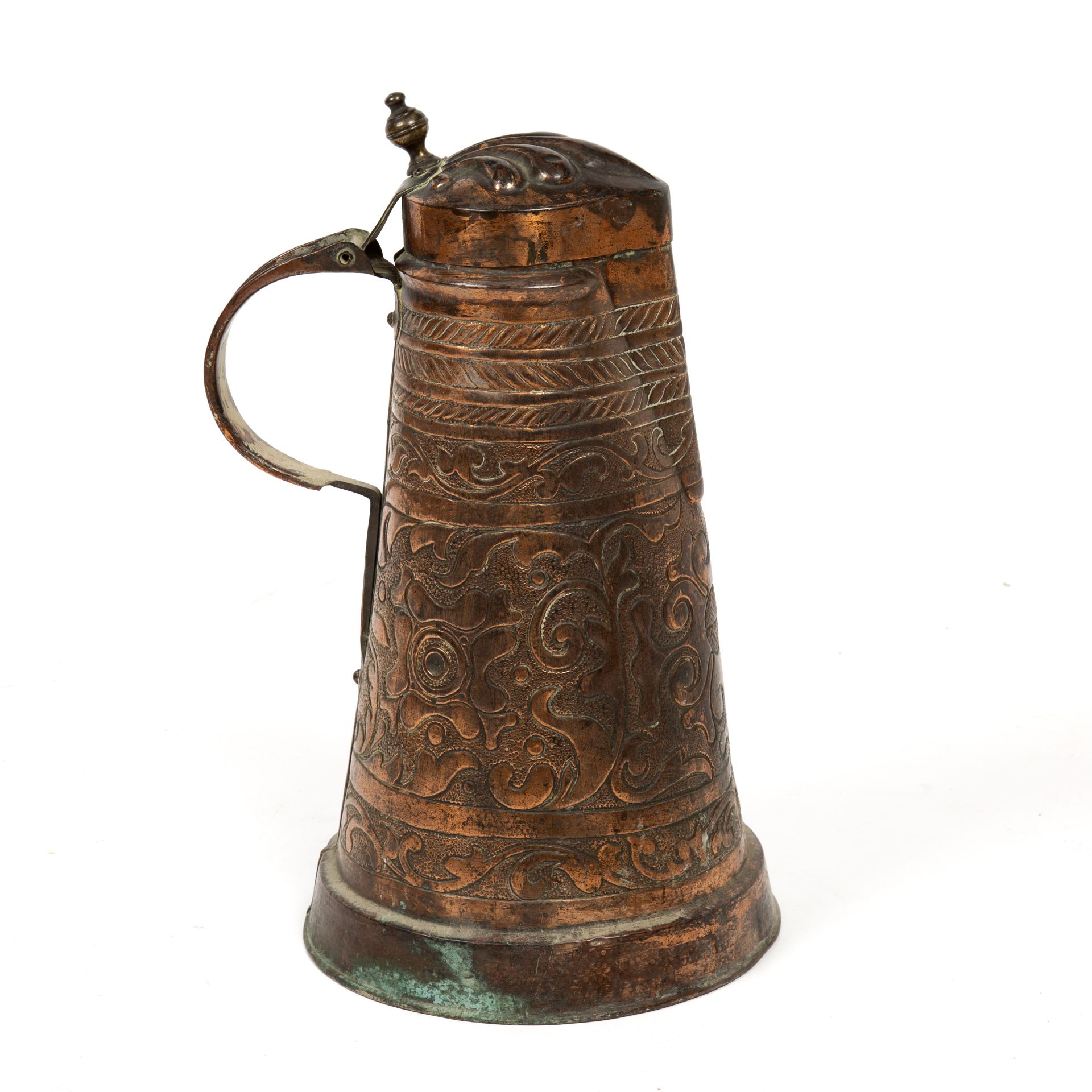 An arts and crafts copper jug of tapering form with a hinged lid and embossed foliate decoration, - Bild 2 aus 3