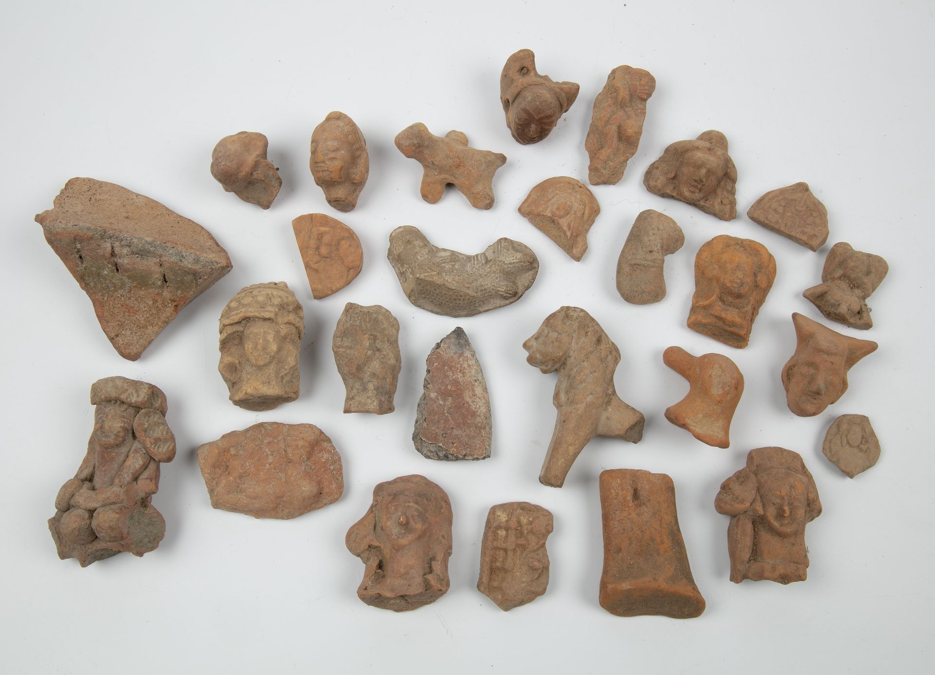 A collection of ancient Indian terracotta figures and fragments to include Ban Chaing Thailand - Bild 3 aus 4