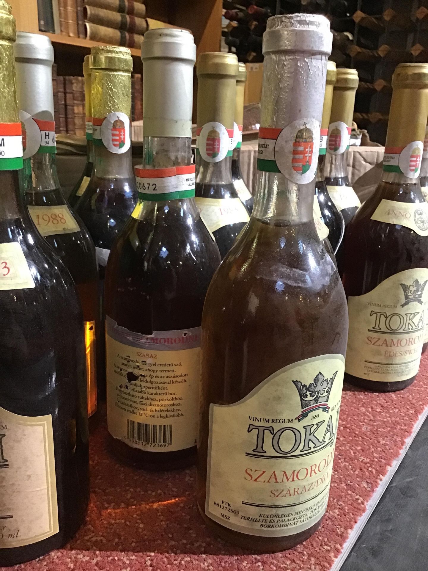 Eighteen Bottles of vintage Hungarian Tokaji (18) Yes, the four larger bottles with irregular - Bild 8 aus 10