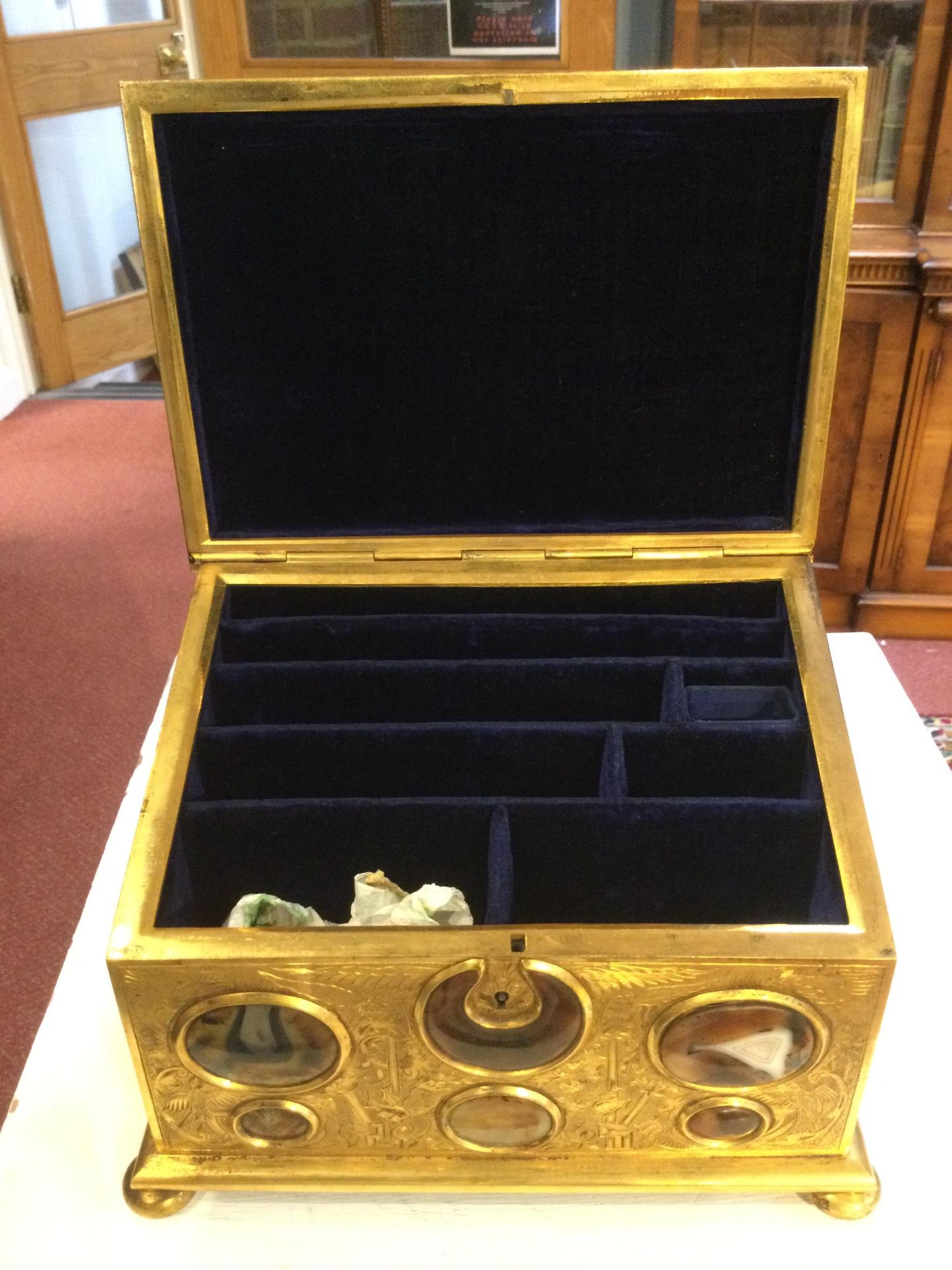 A 19th century correspondence gilt box with engraved decoration and inset cabochon stones hardstones - Bild 20 aus 25