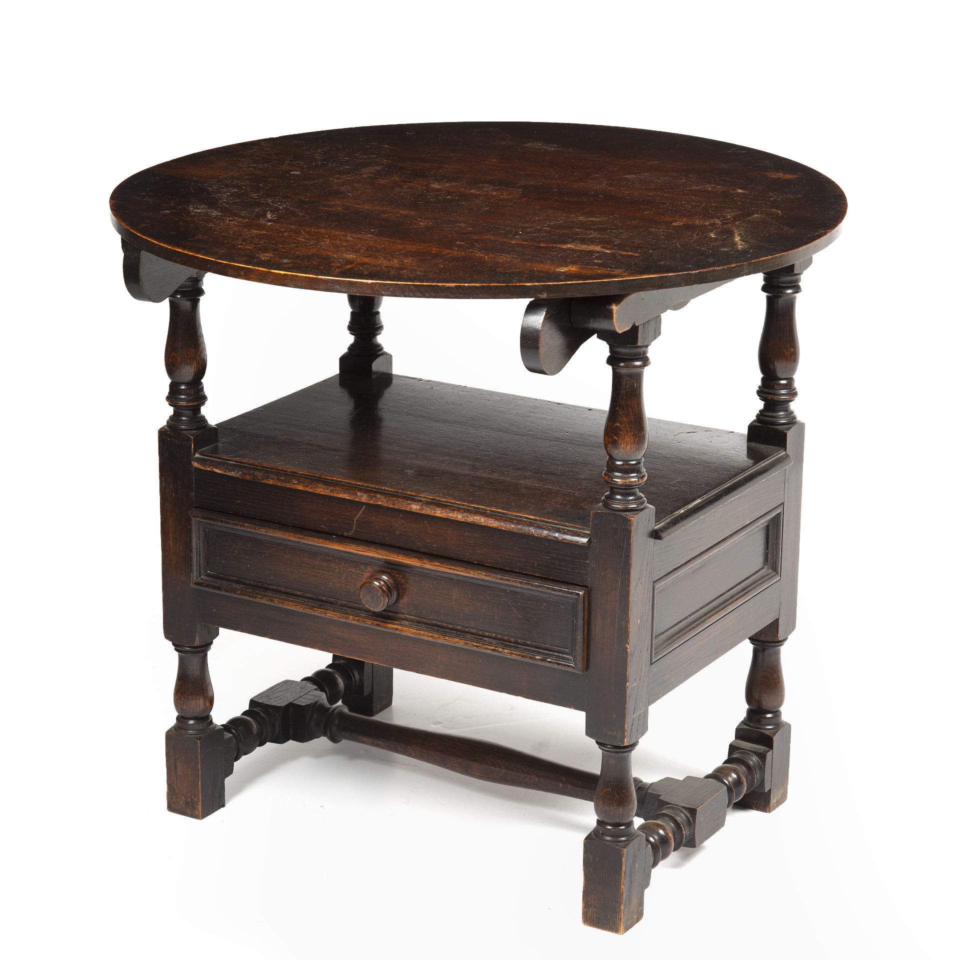 An early 20th century oak monks seat, the lifting back with a carved floral design all raised on - Bild 4 aus 5