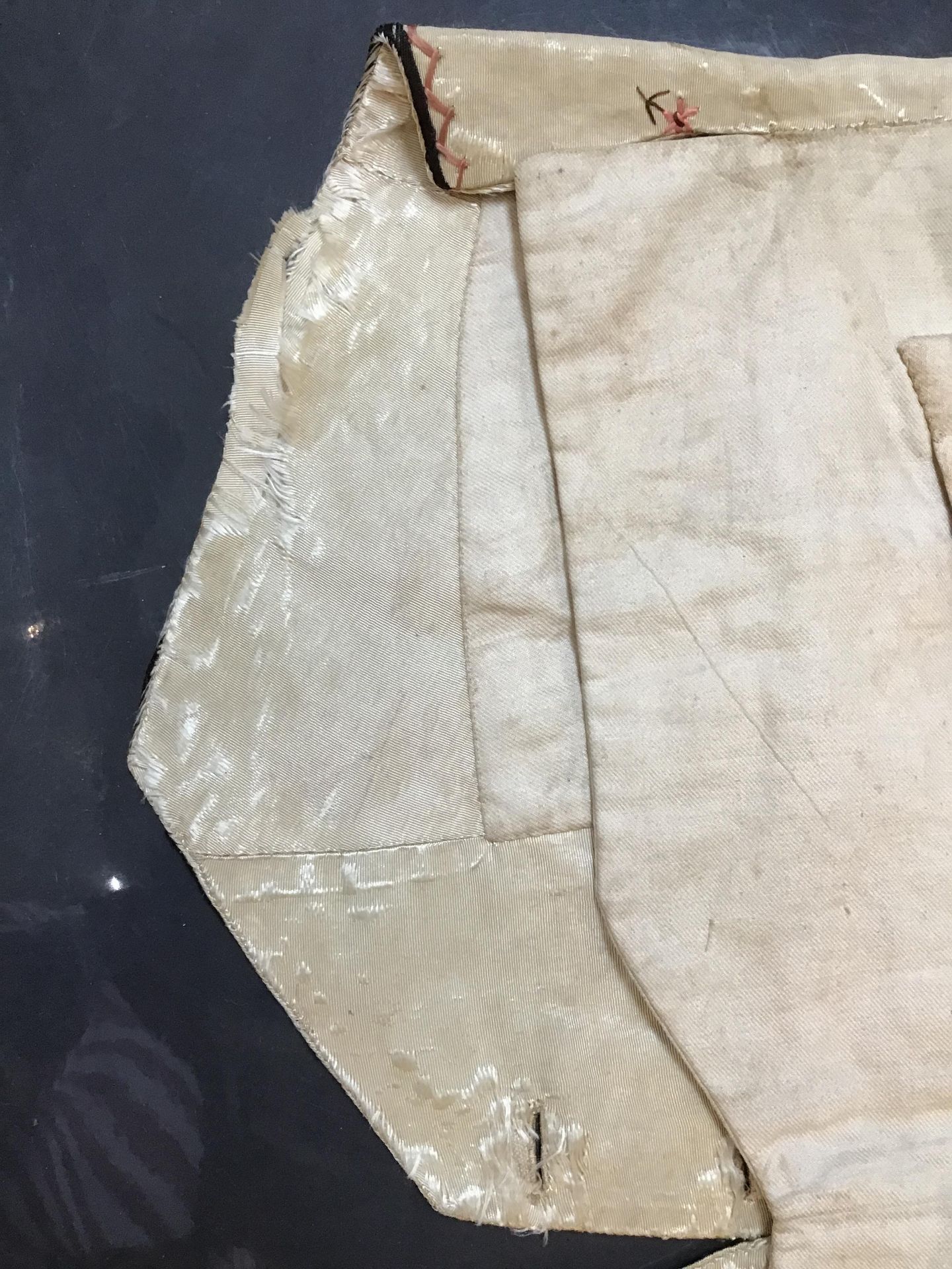 A Georgian silk embroidered waistcoat, decorated with flowers. Stains, marks.  Fraying around button - Bild 12 aus 24