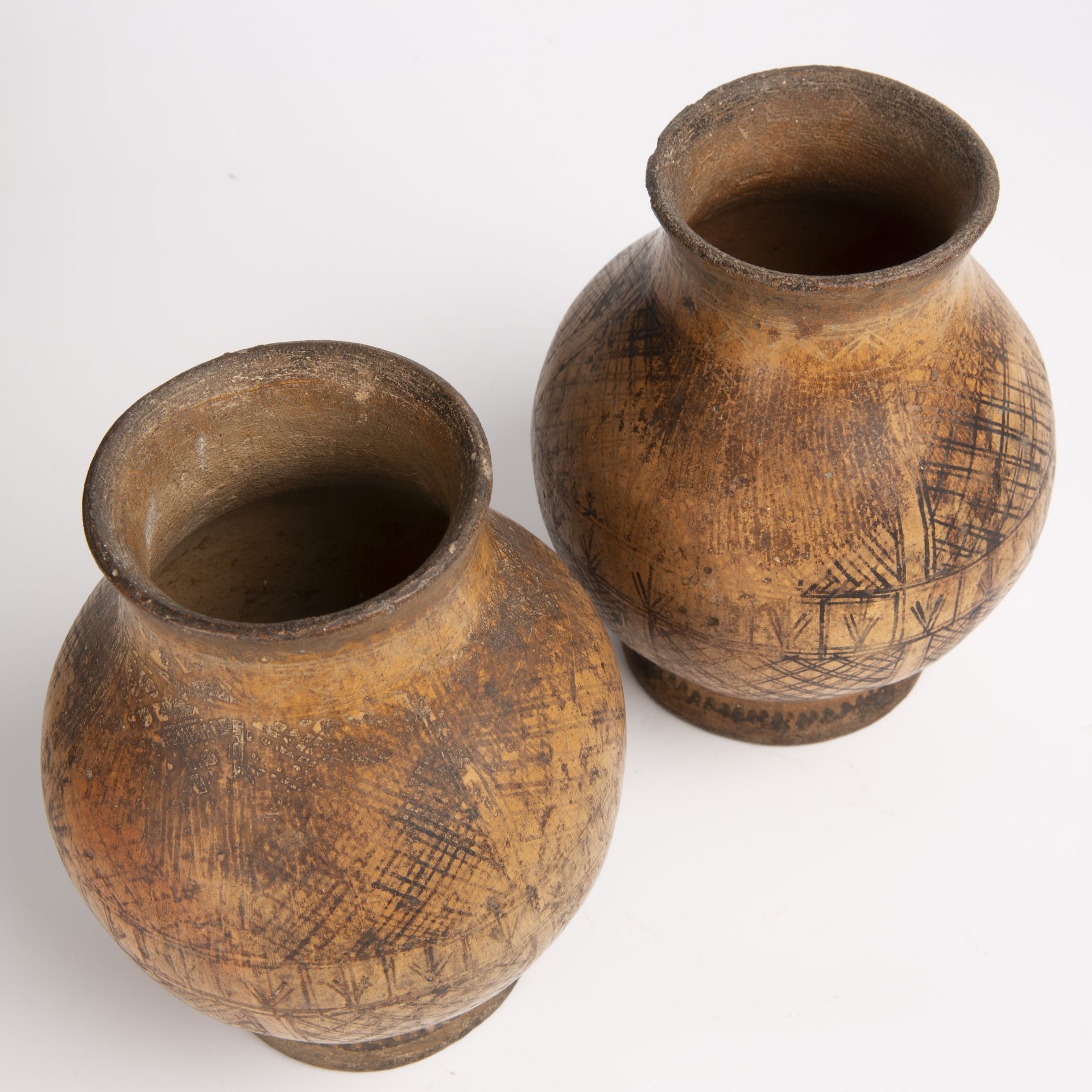 Two early bronze age pottery vessels 3000bc each 15cm wide 18cm high with a dealers certificate - Bild 4 aus 5