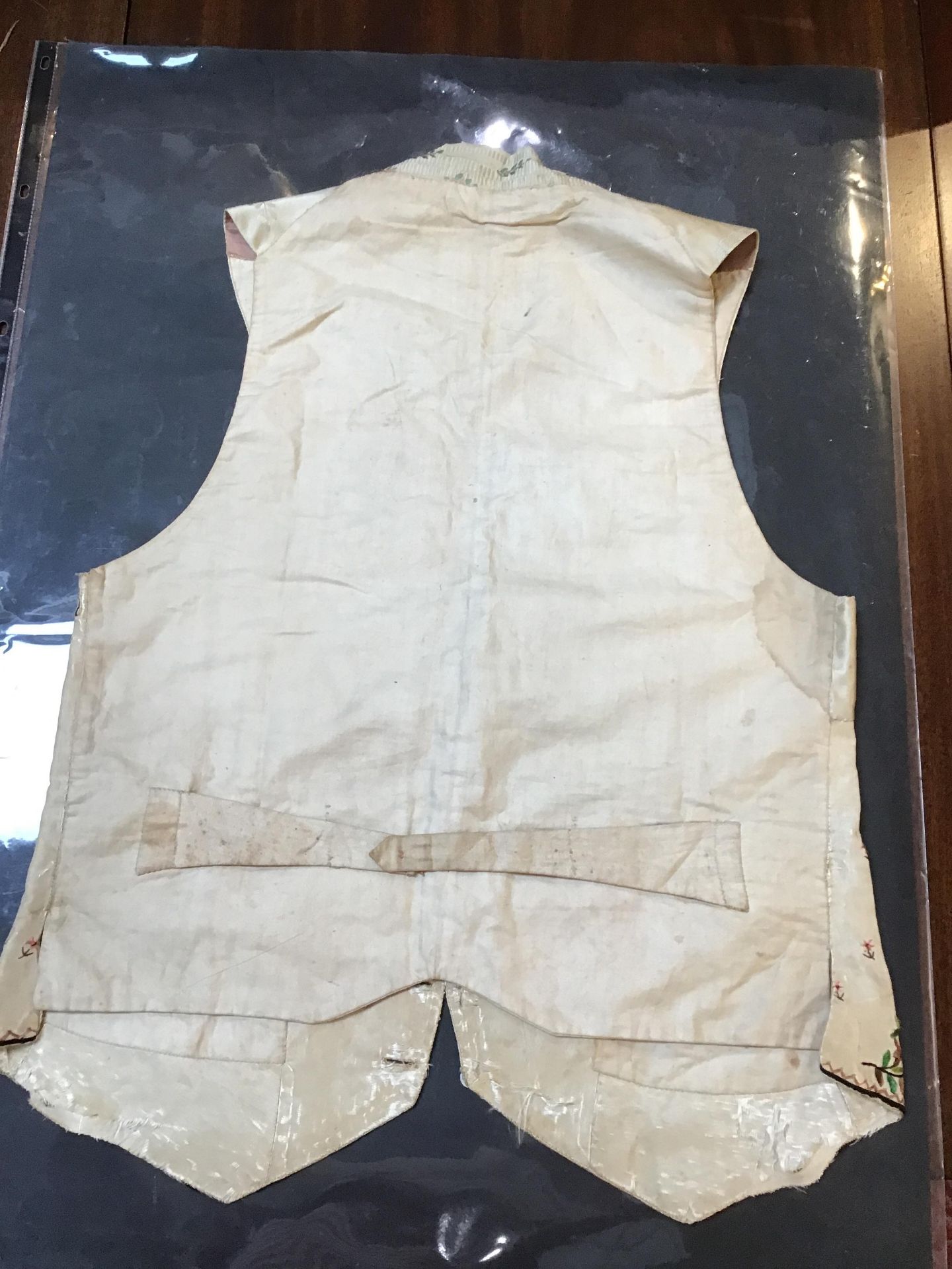 A Georgian silk embroidered waistcoat, decorated with flowers. Stains, marks.  Fraying around button - Bild 8 aus 24