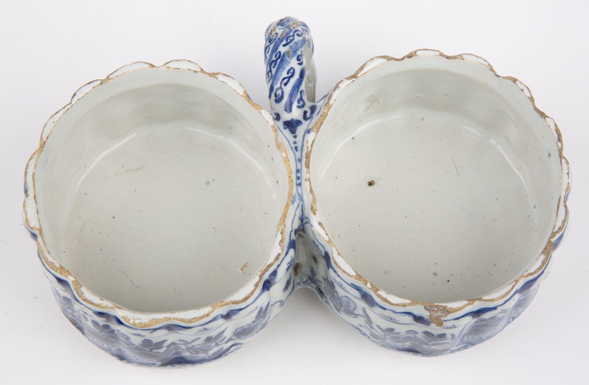 An early 18th century Delft cruet cira 1720, 19.5cm wide 7cm high Good with glaze chips - Bild 6 aus 6