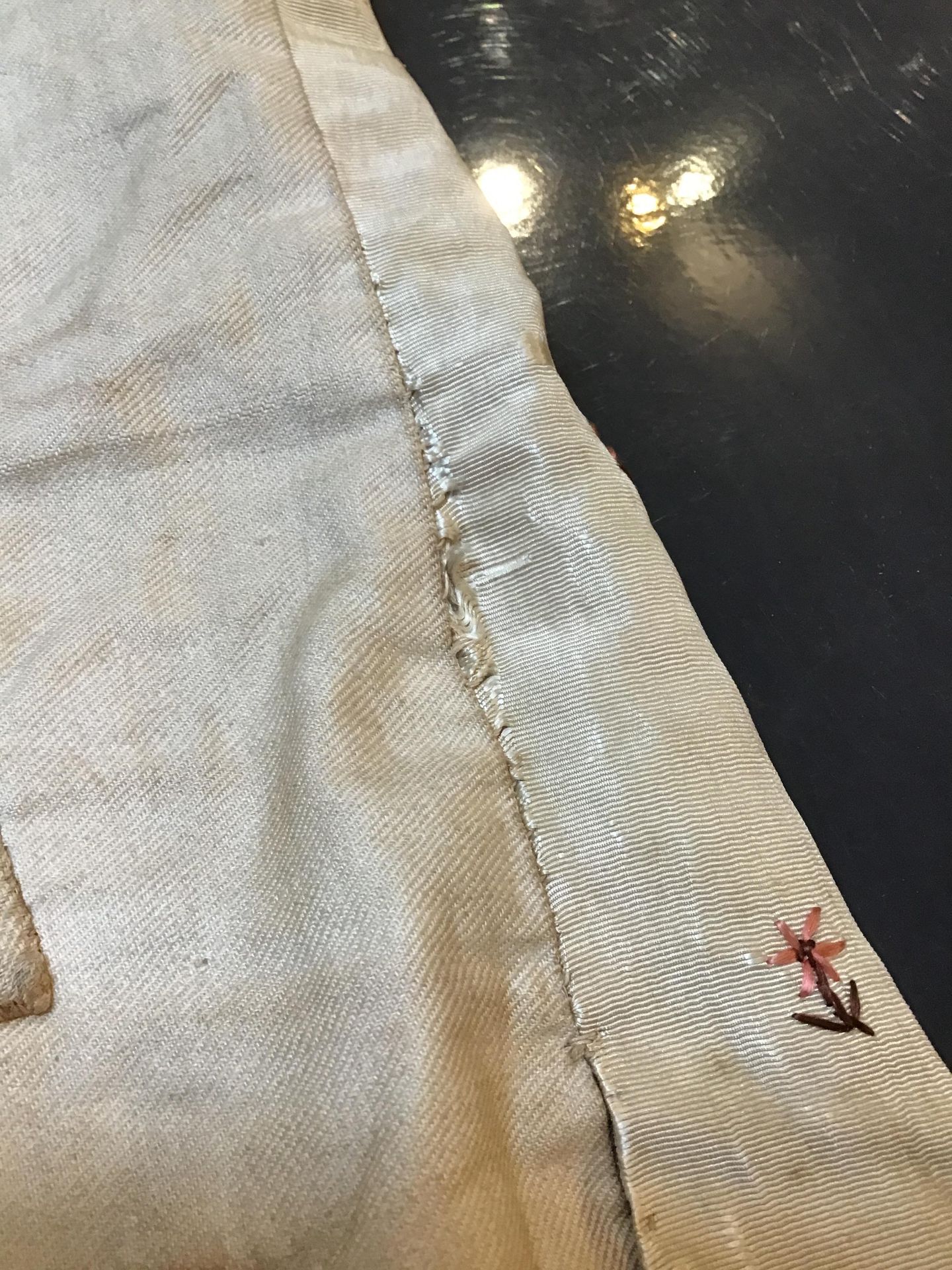 A Georgian silk embroidered waistcoat, decorated with flowers. Stains, marks.  Fraying around button - Bild 4 aus 24