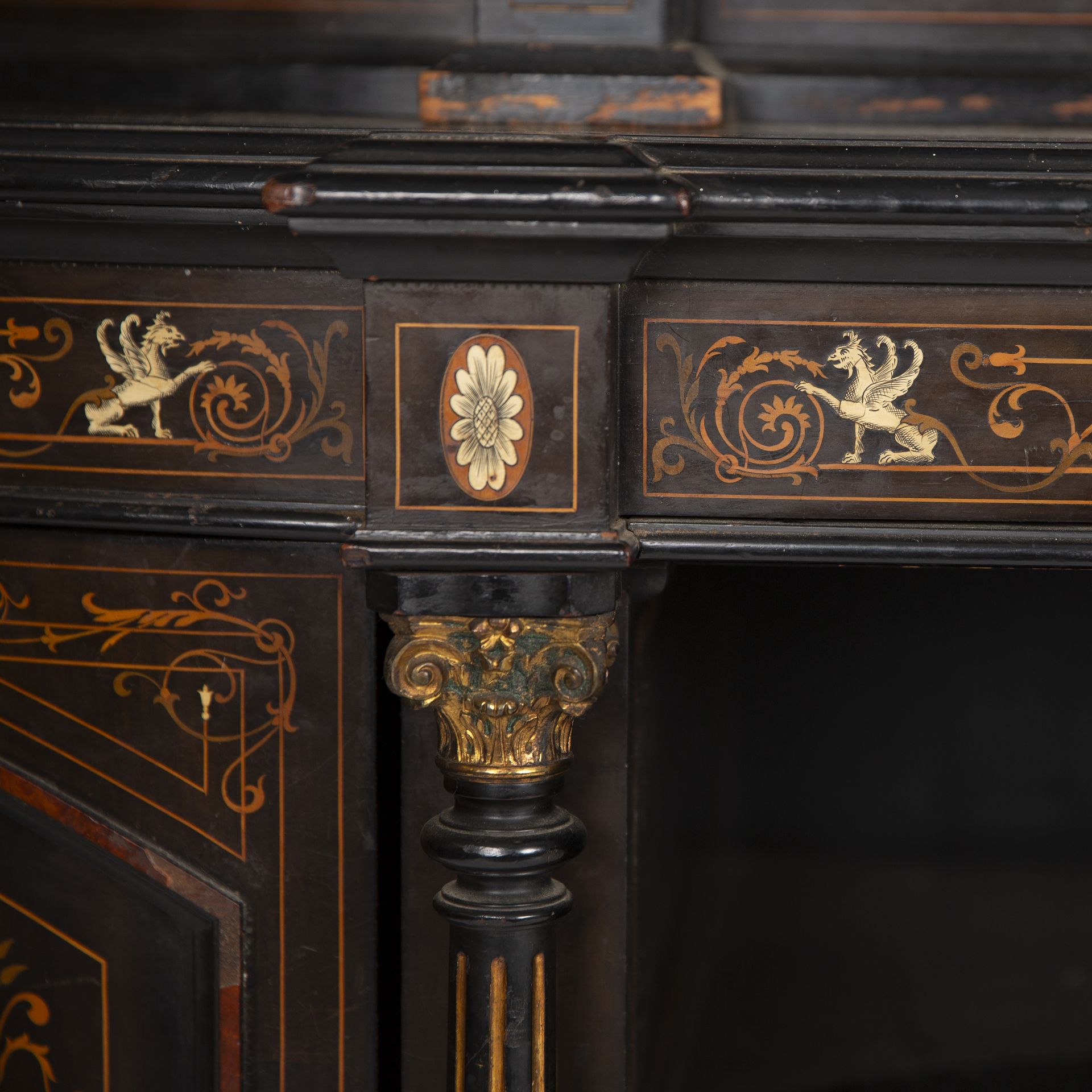 An Edwardian ebonised library cabinet with a glazed bookcase top, pillar supports and inlaid - Bild 5 aus 7