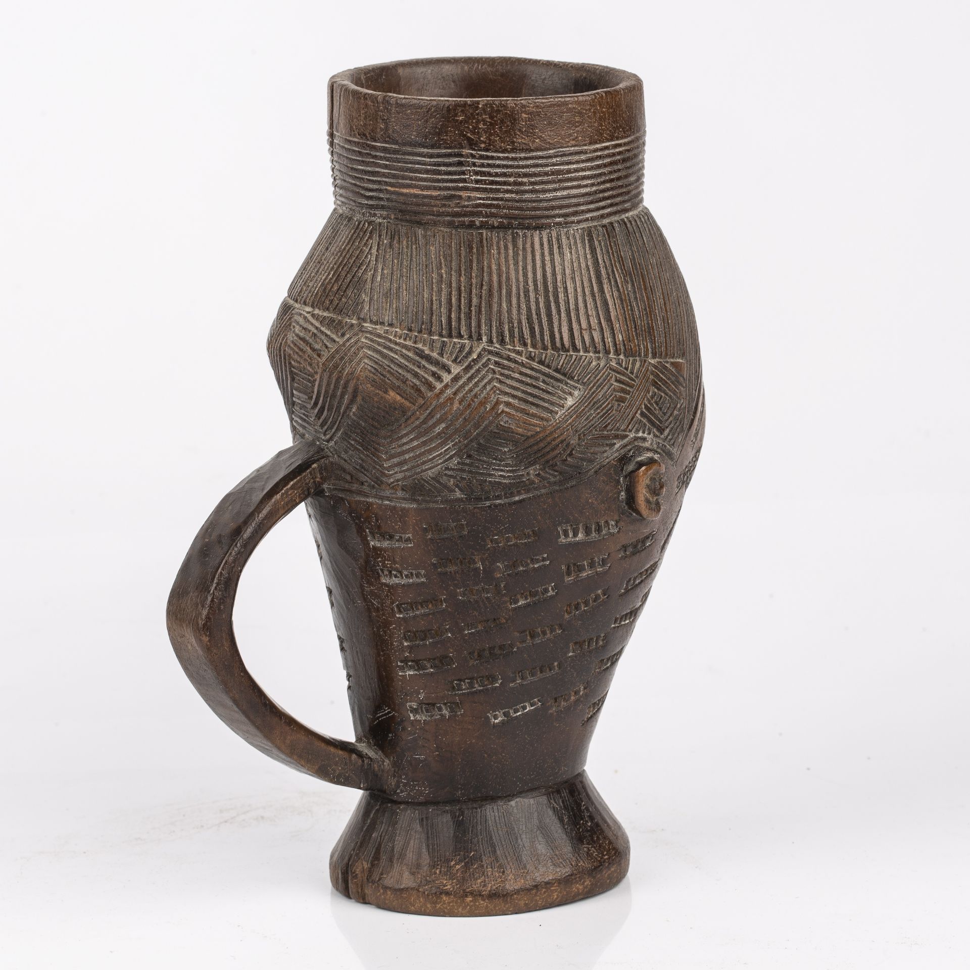 A west African Kuba carved hardwood wine cup 10.5cm wide 19cm high - Bild 2 aus 4