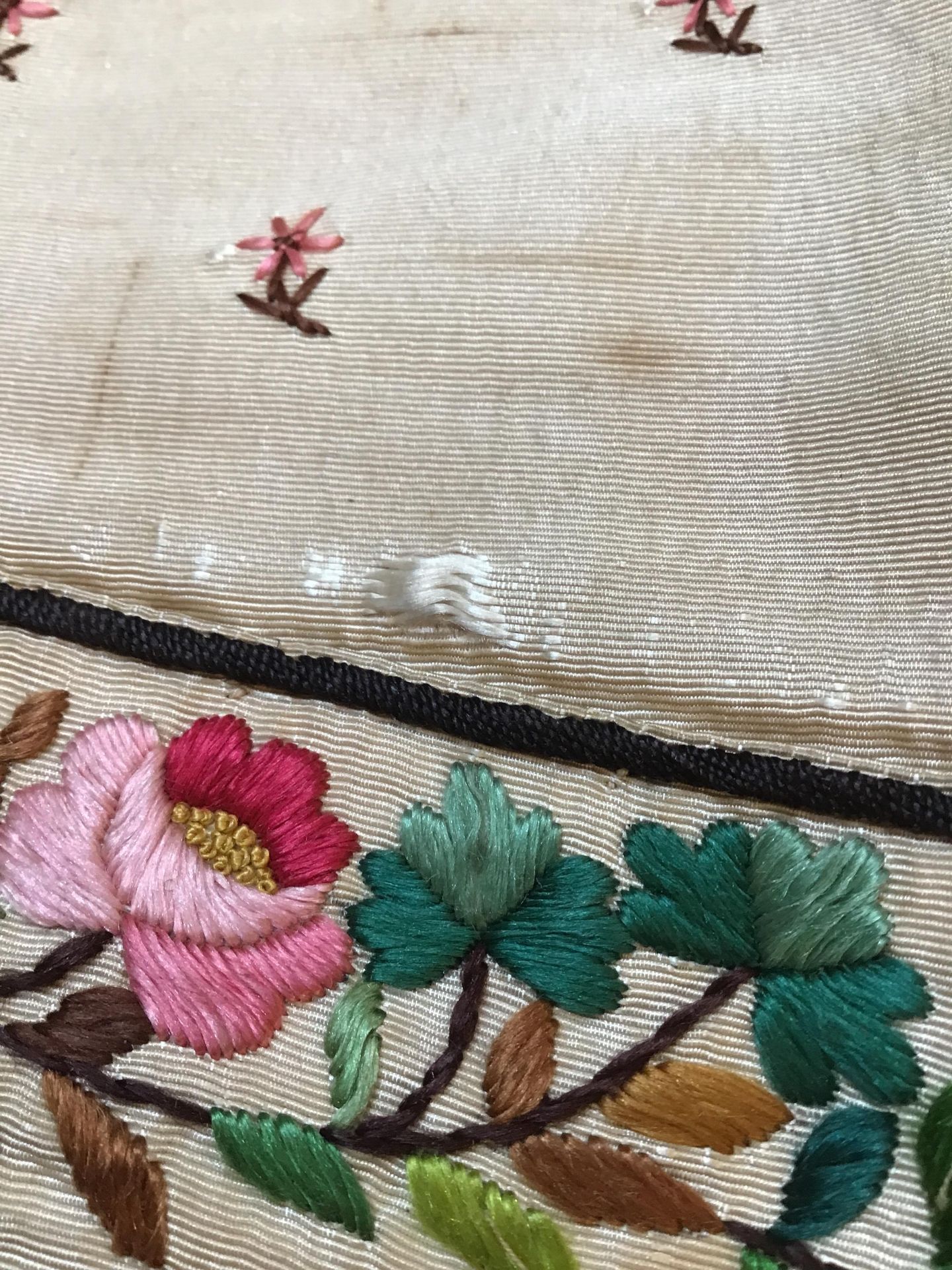 A Georgian silk embroidered waistcoat, decorated with flowers. Stains, marks.  Fraying around button - Bild 21 aus 24