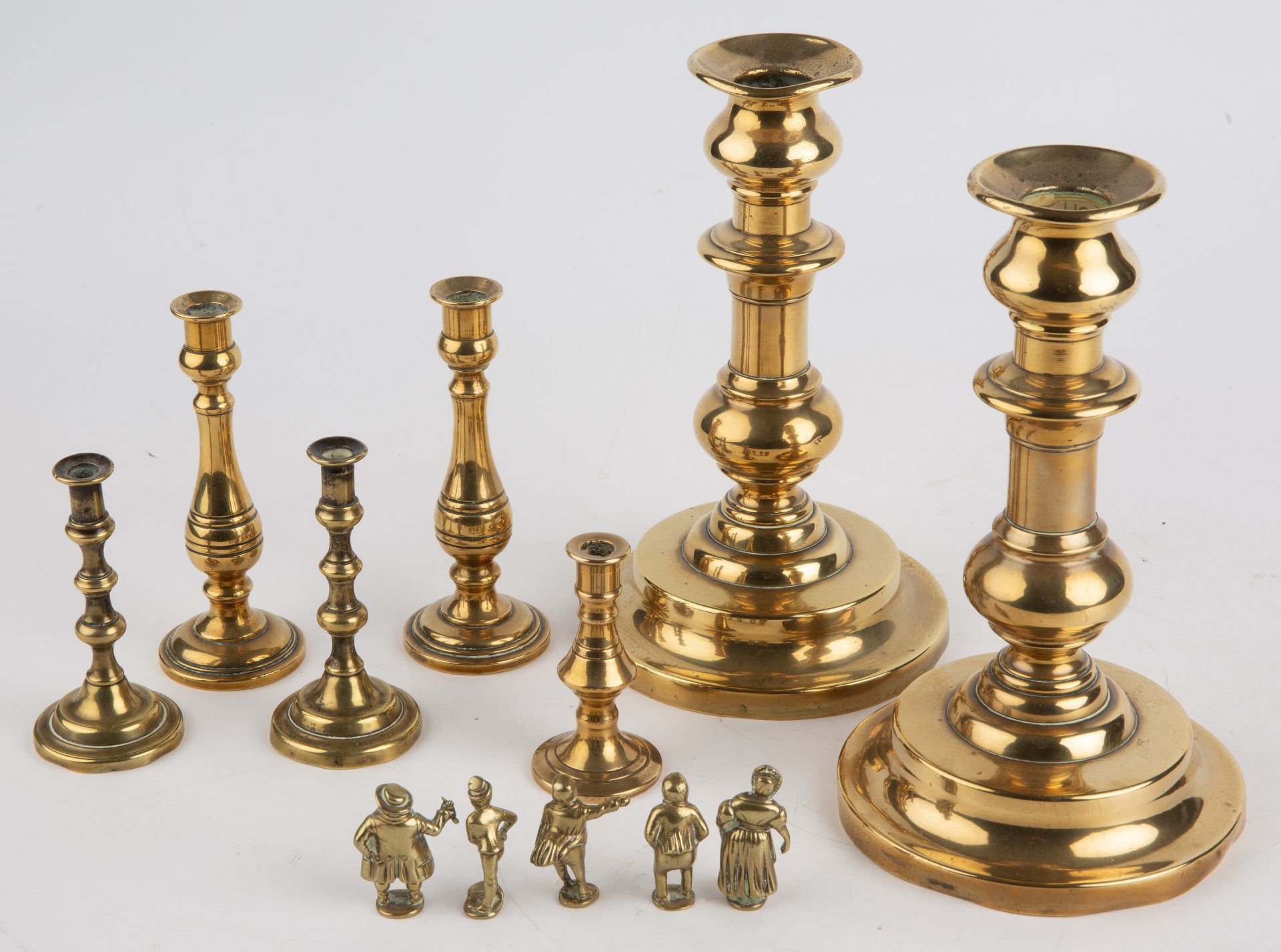 19th century brassware to include candlesticks, tapersticks and small Dickens figures - Bild 2 aus 4