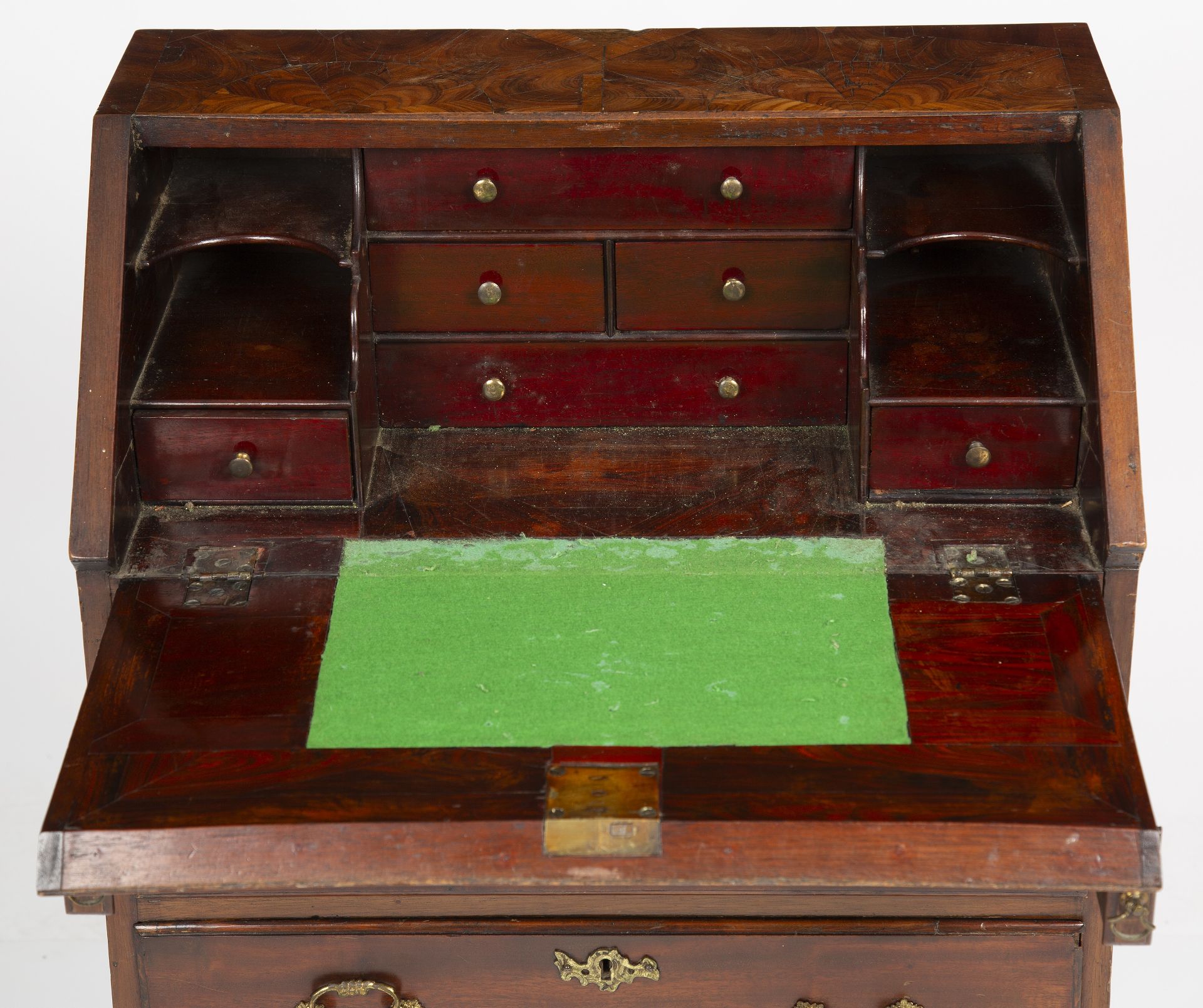A 19th century walnut bureau of small proportions, the fall front opening to reveal small drawers - Bild 3 aus 5