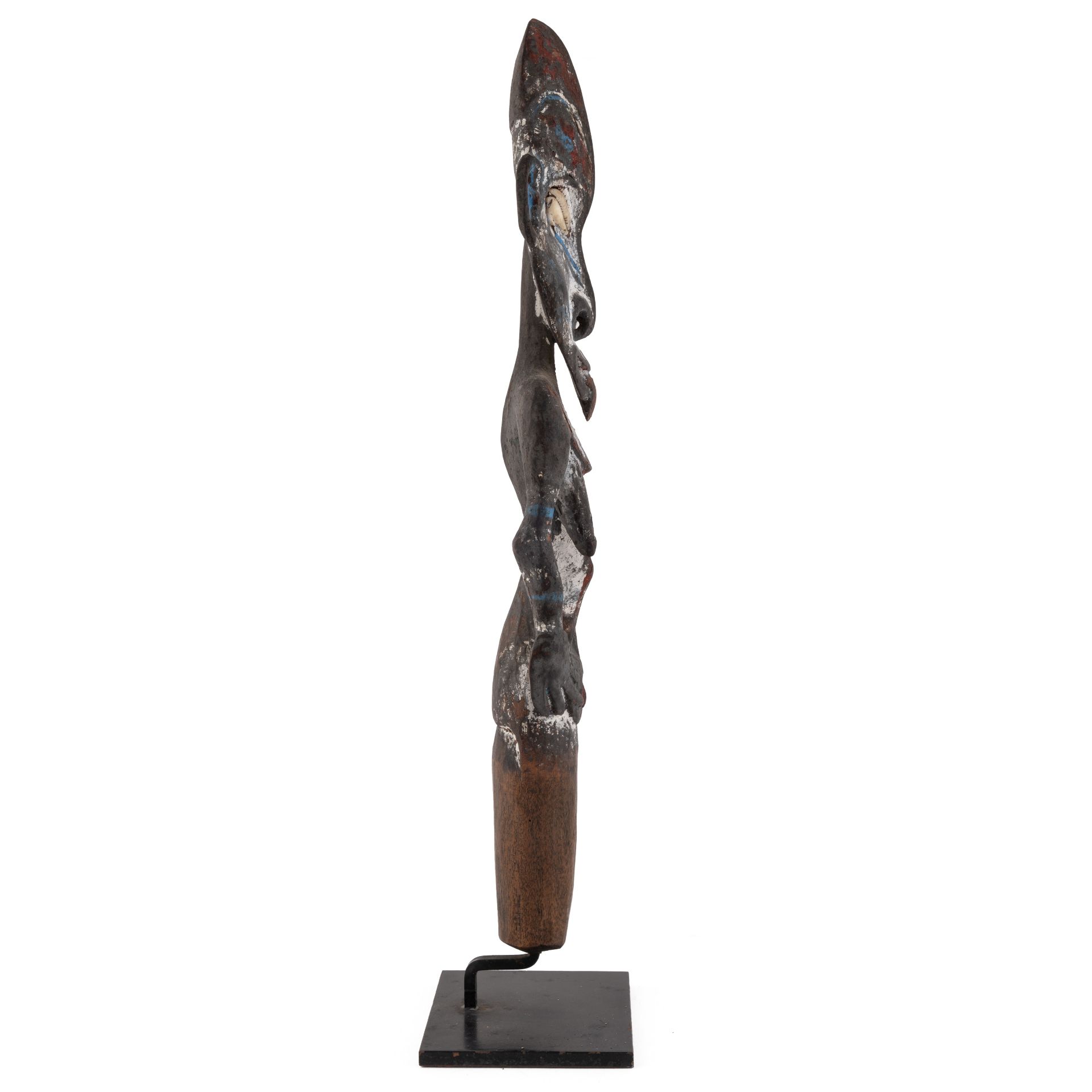 An antique Sepik river flute stopper, with cowrie eyes and painted decoration 42cm high - Bild 2 aus 7