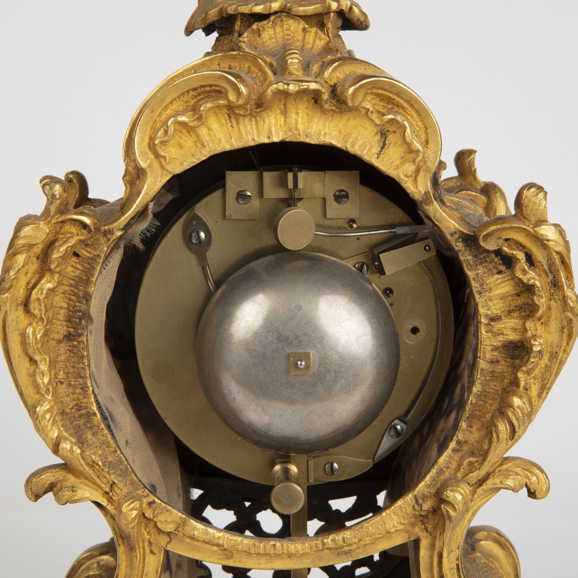 A 19th century ormolu table or mantle clock, the engine turned Roman dial signed John Peterkin, - Bild 5 aus 5