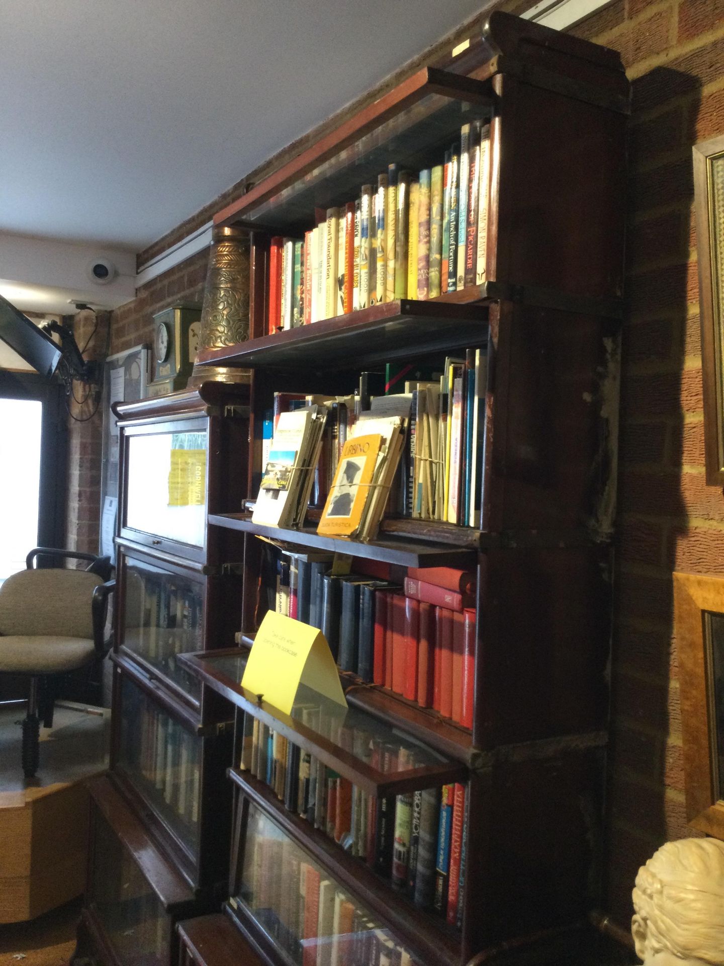 Two mahogany Globe Wernicke bookcases, a six section 87cm wide 37cm deep 218cm high and a four - Bild 18 aus 28