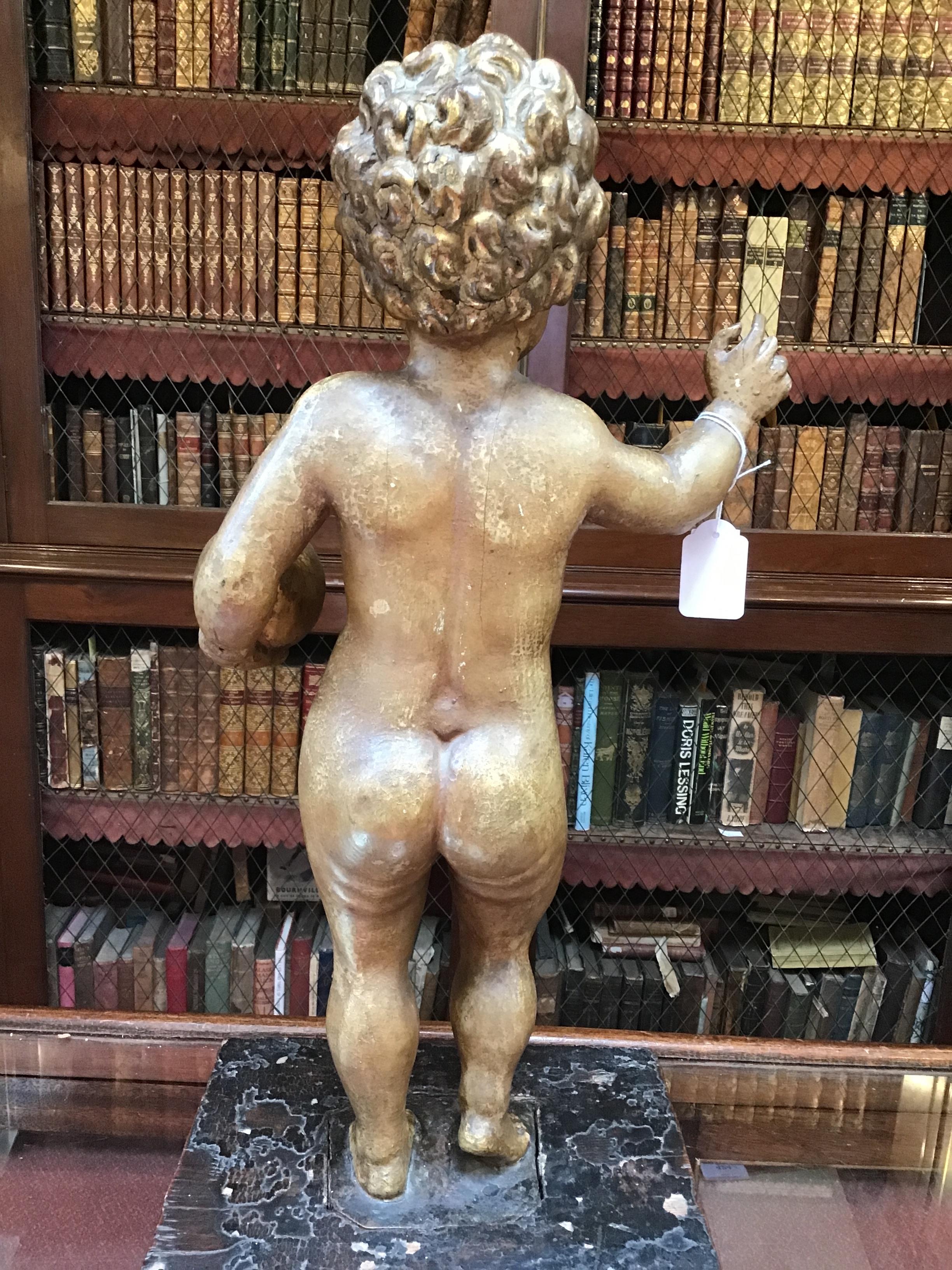 A 17th/18th century Italian gilded and carved limewood cherub on a rectangular gilded base 24cm wide - Bild 10 aus 26