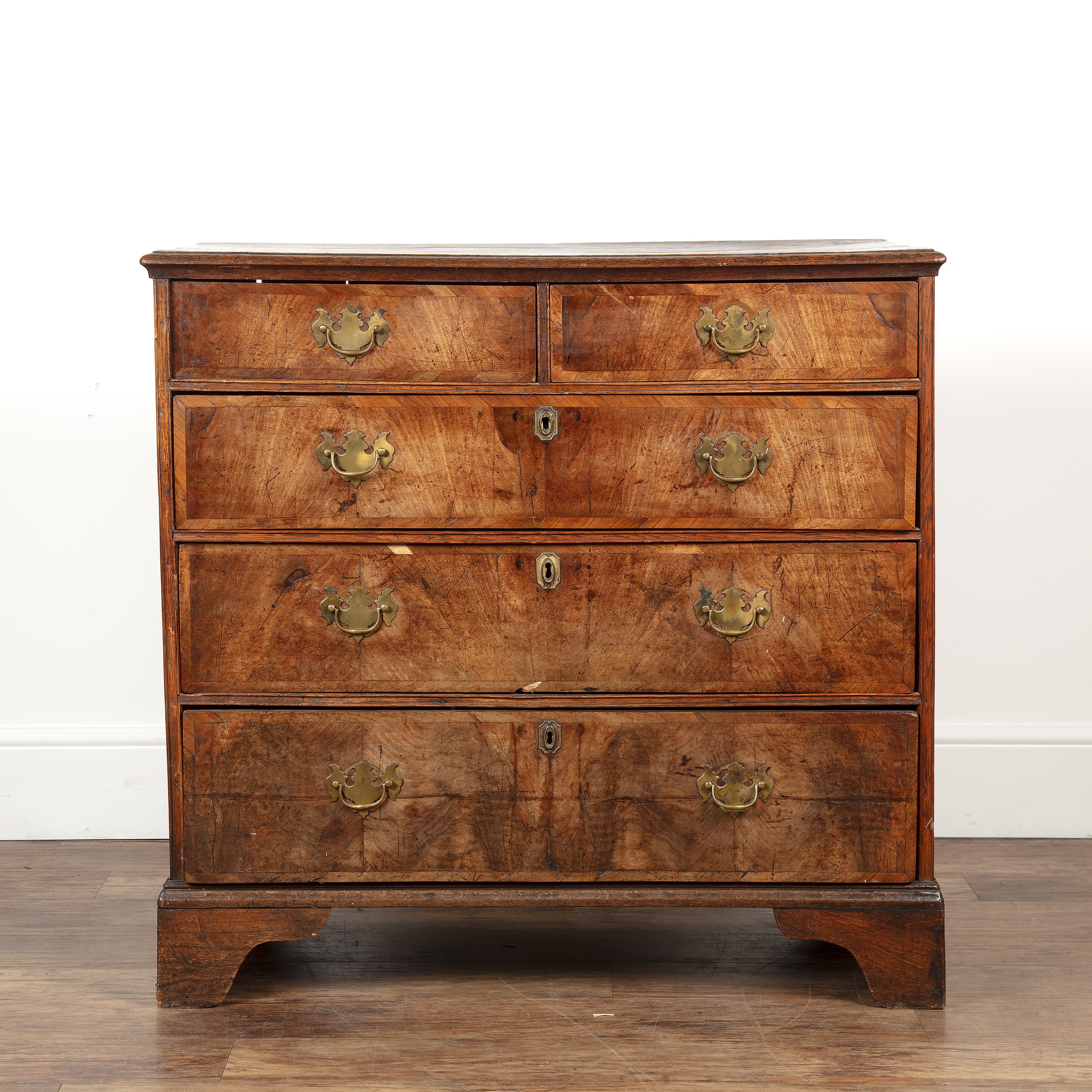 Oak and walnut chest of drawers 18th Century, the two short over three graduated drawers with