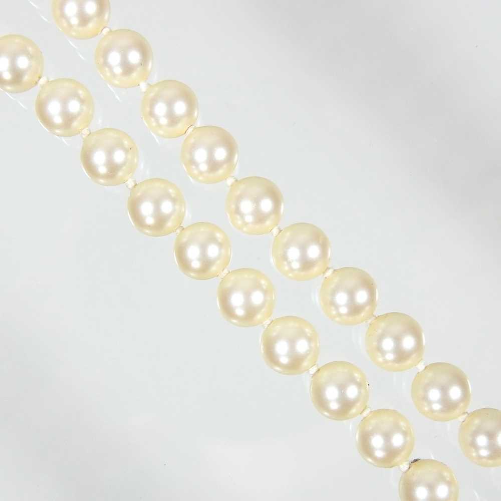 A single strand cultured pearl necklace, boxed clasp broken