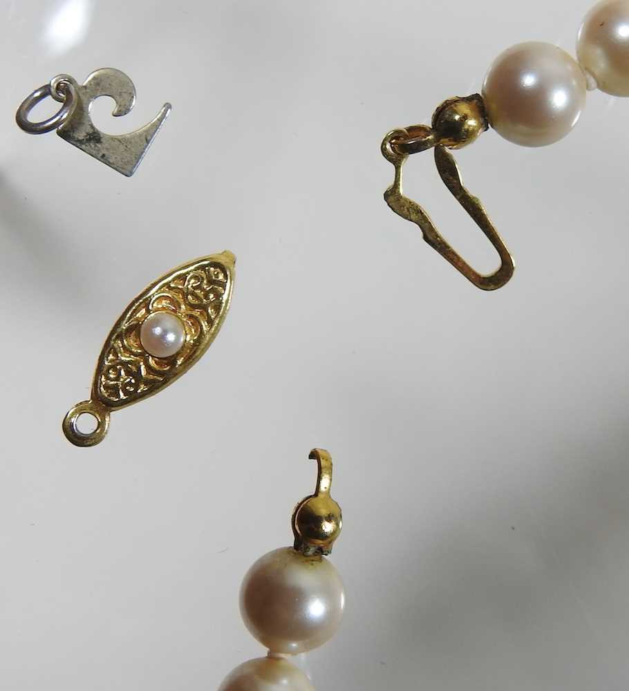 A single strand cultured pearl necklace, boxed clasp broken - Image 3 of 4