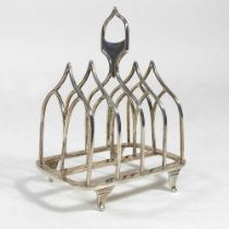 An Edwardian silver five bar toast rack, of gothic design, with pointed arch divisions, London 1904,