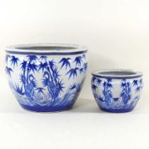 A pair of Chinese blue and white graduated fish bowls, largest 19cm high (2)