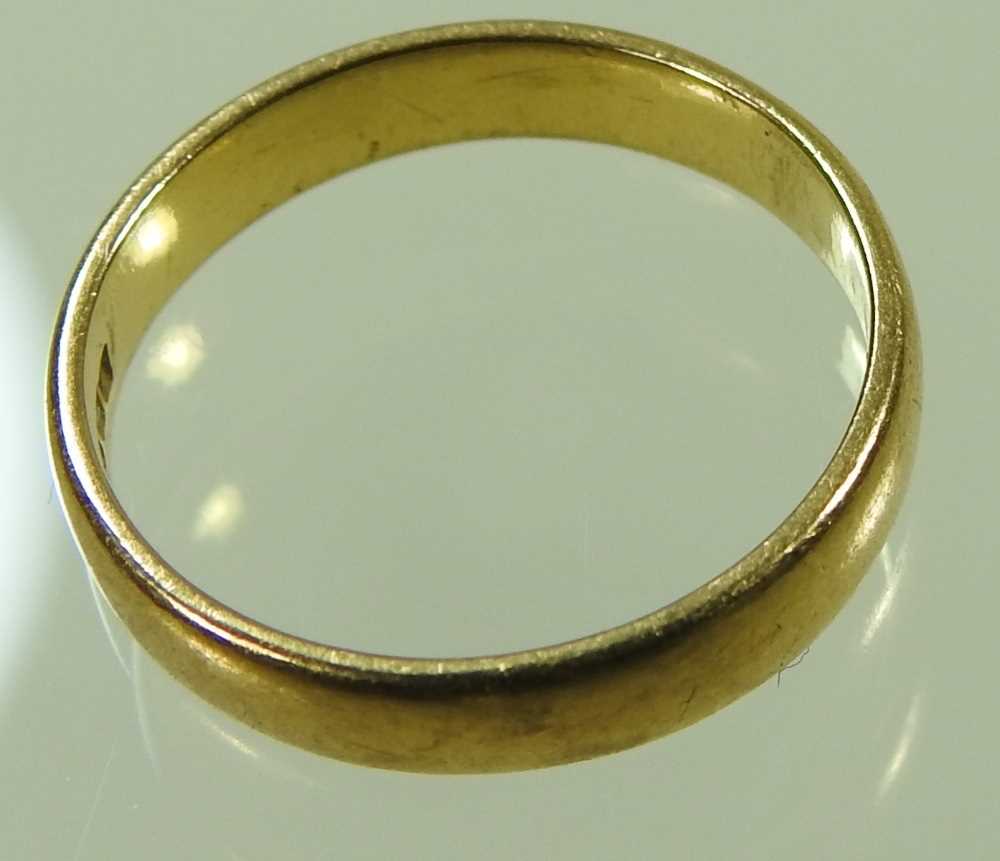 A 22 carat gold wedding band, 4.1g, size N/O, together with a 9 carat gold dress ring, of - Image 5 of 8