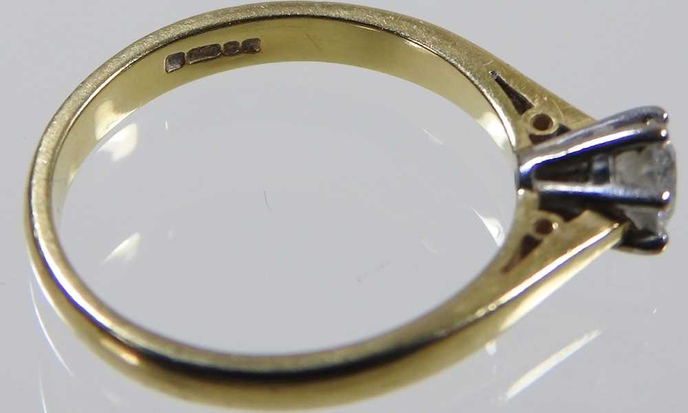 An 18 carat gold solitaire diamond ring, approximately 0.25 carats, 3.1g, size M - Image 2 of 3