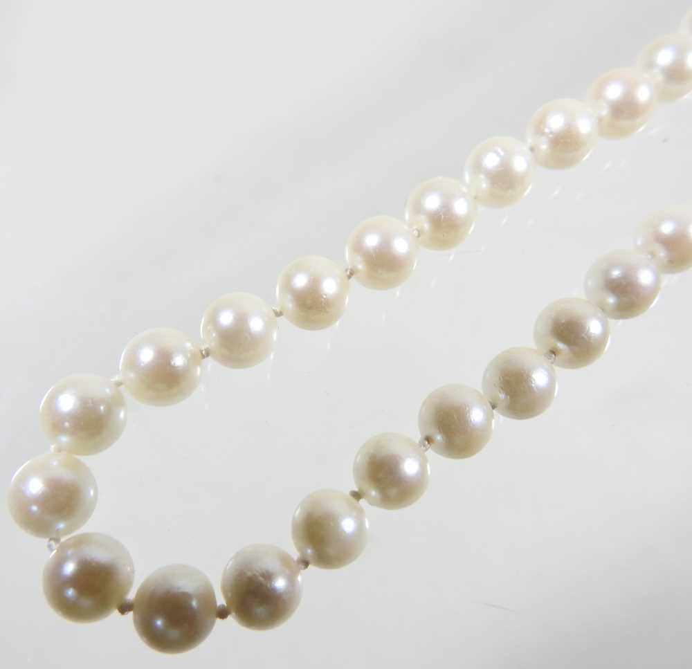 A cultured pearl single strand necklace, with a 9 carat gold clasp, 23g, 44cm long - Image 3 of 4