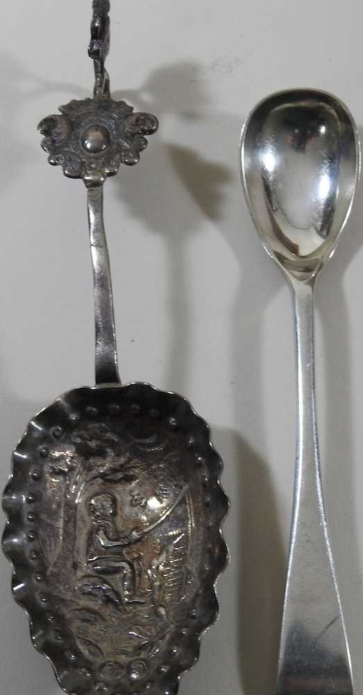 A Dutch silver spoon, together with a collection of silver plated cutlery, to include a Kings - Image 5 of 7