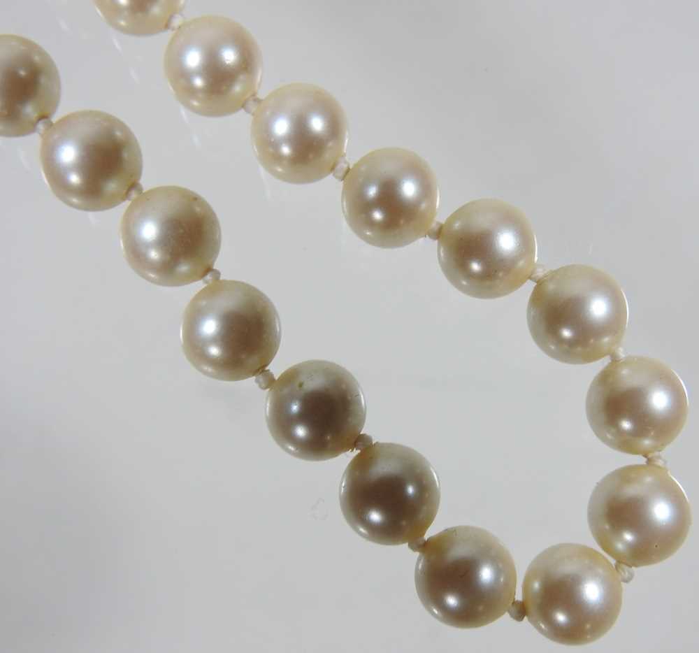A single strand cultured pearl necklace, boxed clasp broken - Image 2 of 4