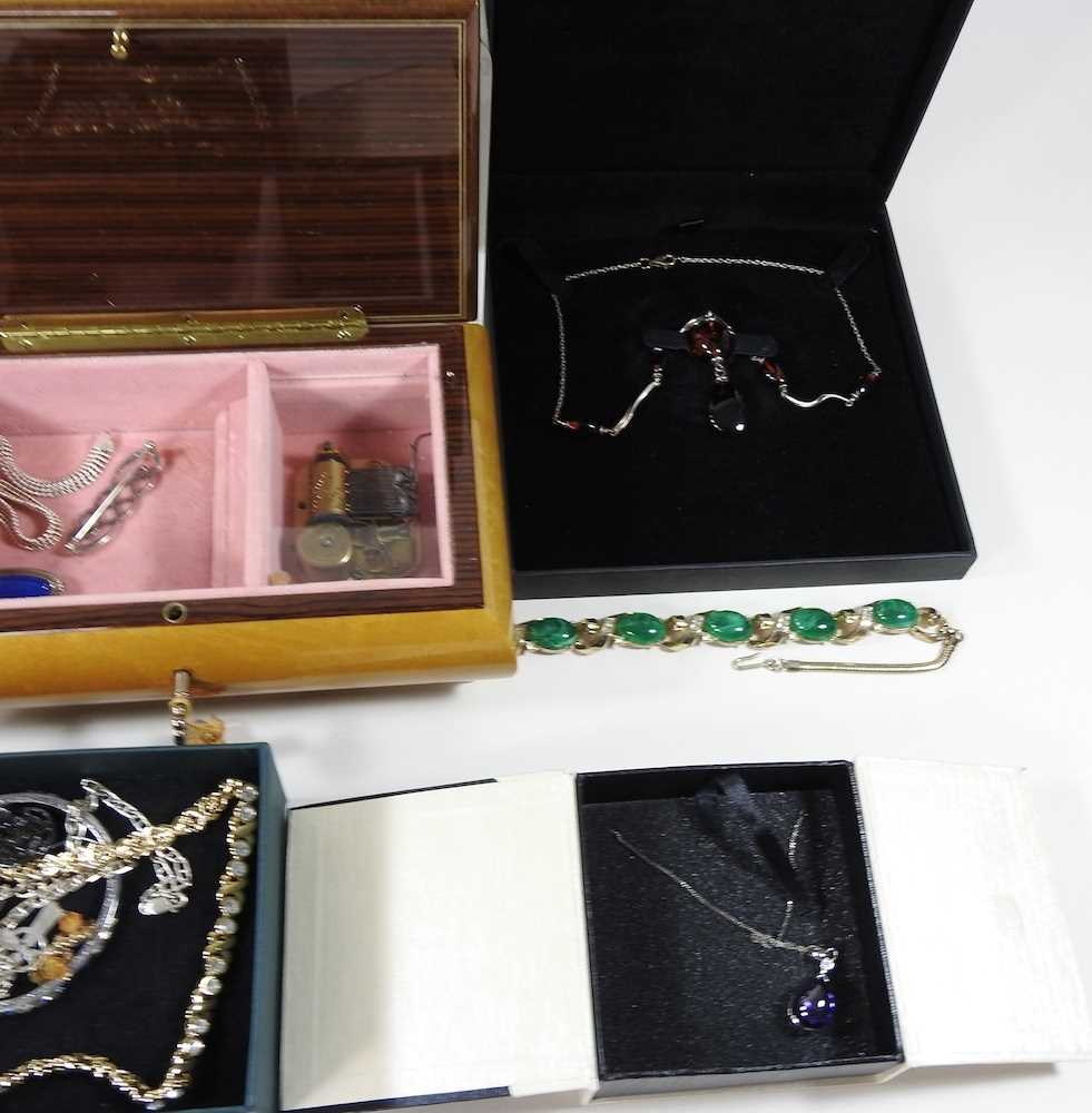 A collection of costume jewellery, to include pearls and Swarovski, some cased - Image 3 of 5