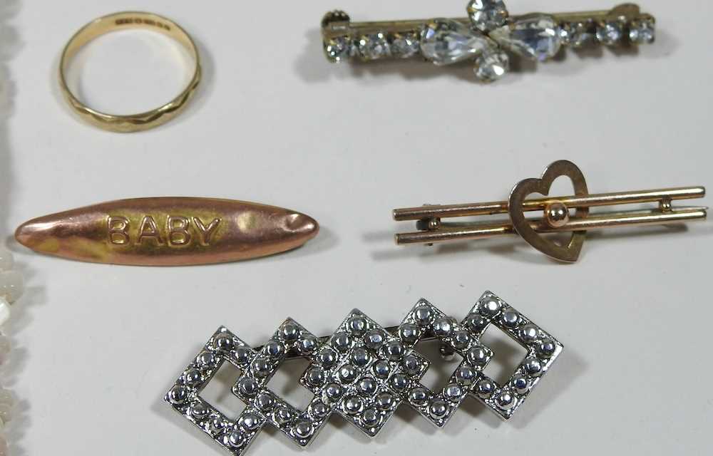 A 9 carat gold ring, size M, together with two 9 carat gold bar brooches and a collection of costume - Image 4 of 5