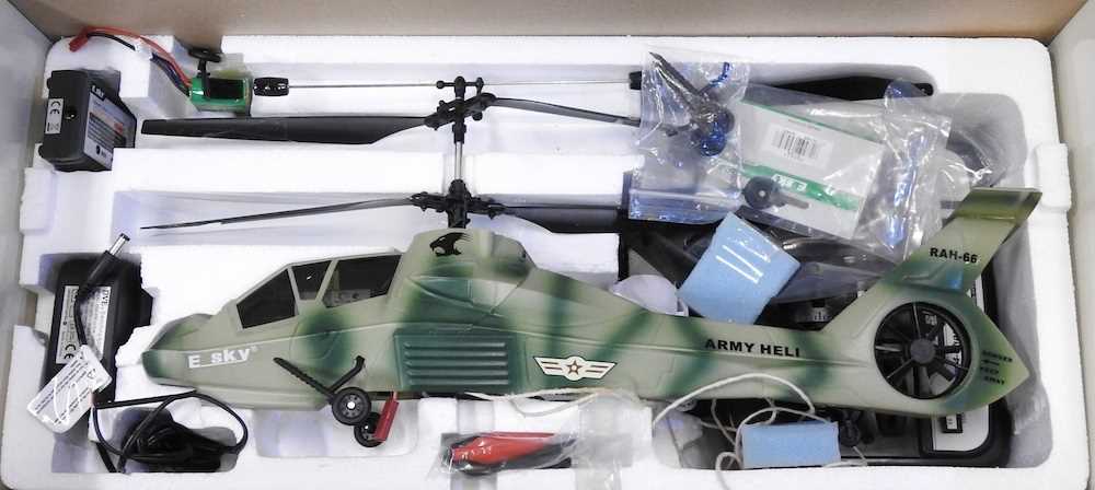 A toy radio controlled helicopter, boxed, together with a Lotus Wheel controller, boxed (2) - Image 4 of 6