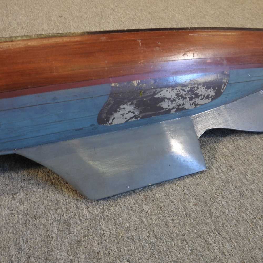 A large painted wooden pond yacht, 124cm long - Image 2 of 4