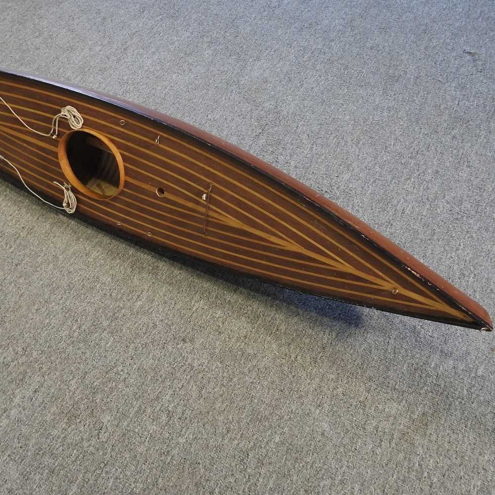 A large painted wooden pond yacht, 124cm long - Image 4 of 4