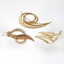 An 18 carat gold brooch, of feather design, 4.3g, 5cm wide, together with a 9 carat gold leaf