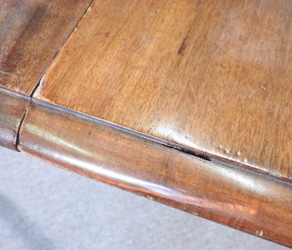 An early 20th century walnut wind-out extending dining table, with an additional leaf, on cabriole - Image 9 of 9