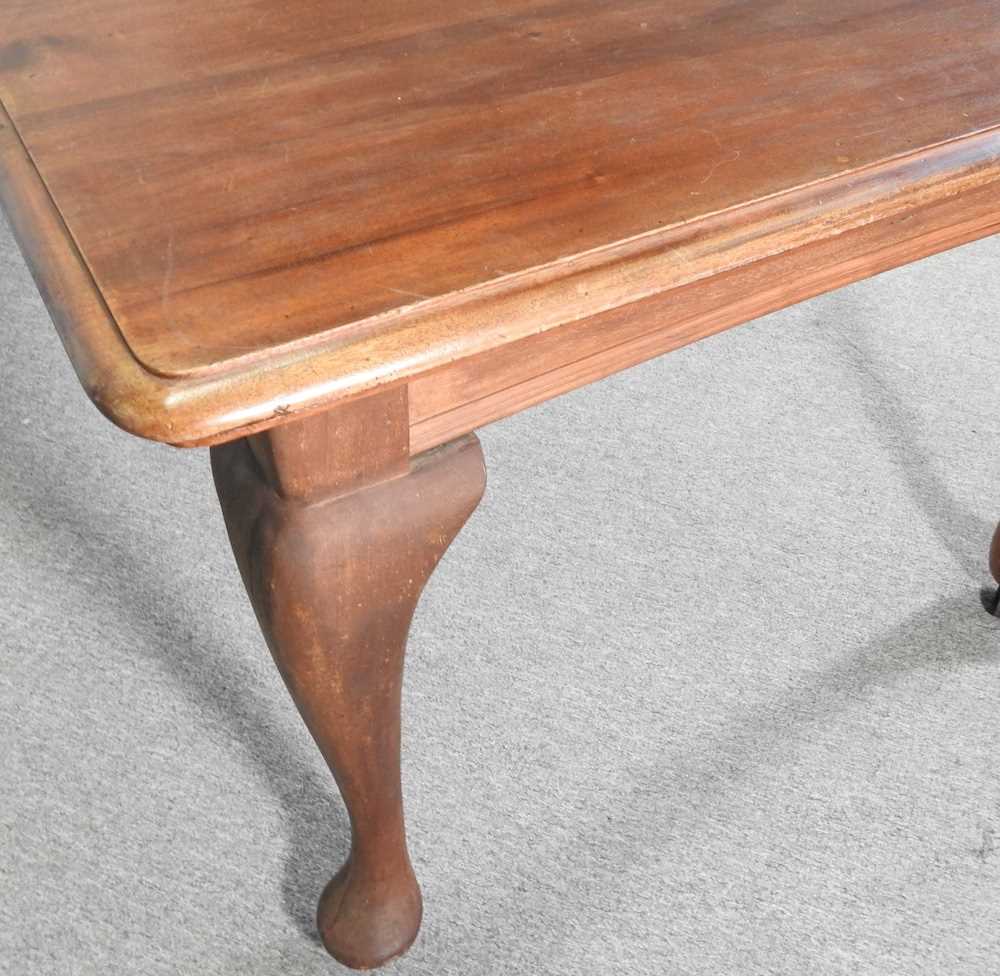 An early 20th century walnut wind-out extending dining table, with an additional leaf, on cabriole - Image 4 of 9