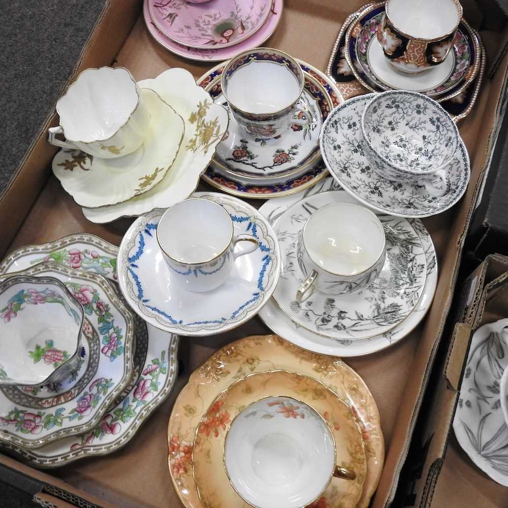 A large collection of mainly 19th century English teacups and saucers Mostly these are complete, but - Image 2 of 4