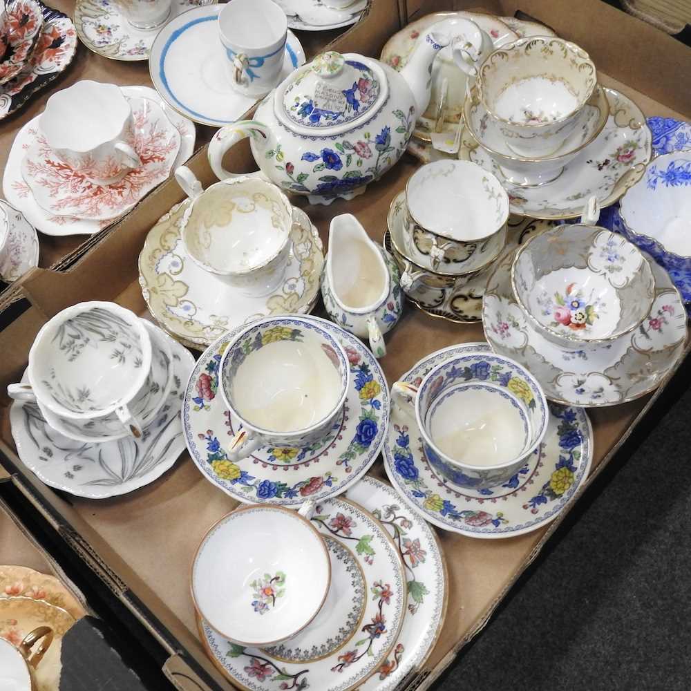 A large collection of mainly 19th century English teacups and saucers Mostly these are complete, but - Image 3 of 4