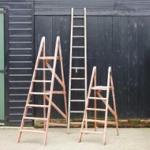 A wooden ladder, together with two wooden step ladders (3)