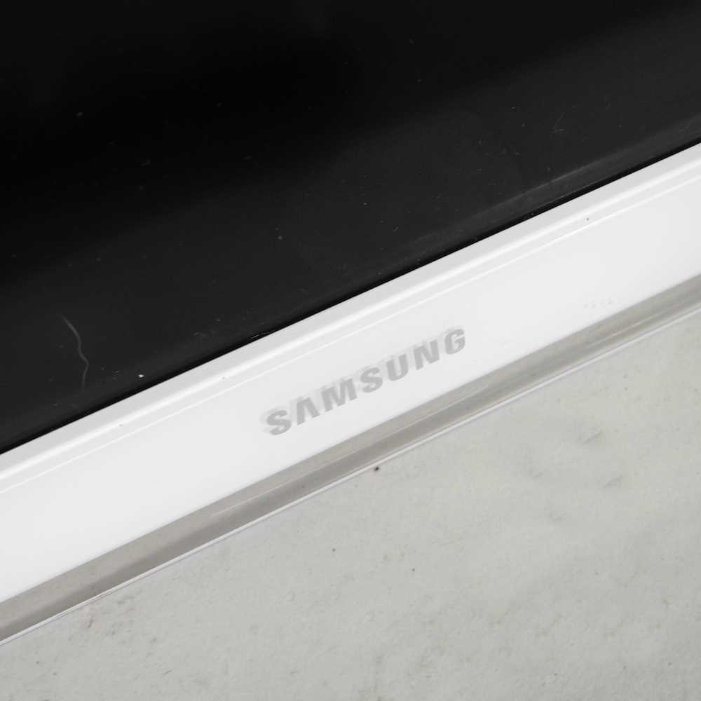 A white Samsung 31 inch television, with remote control - Image 4 of 5