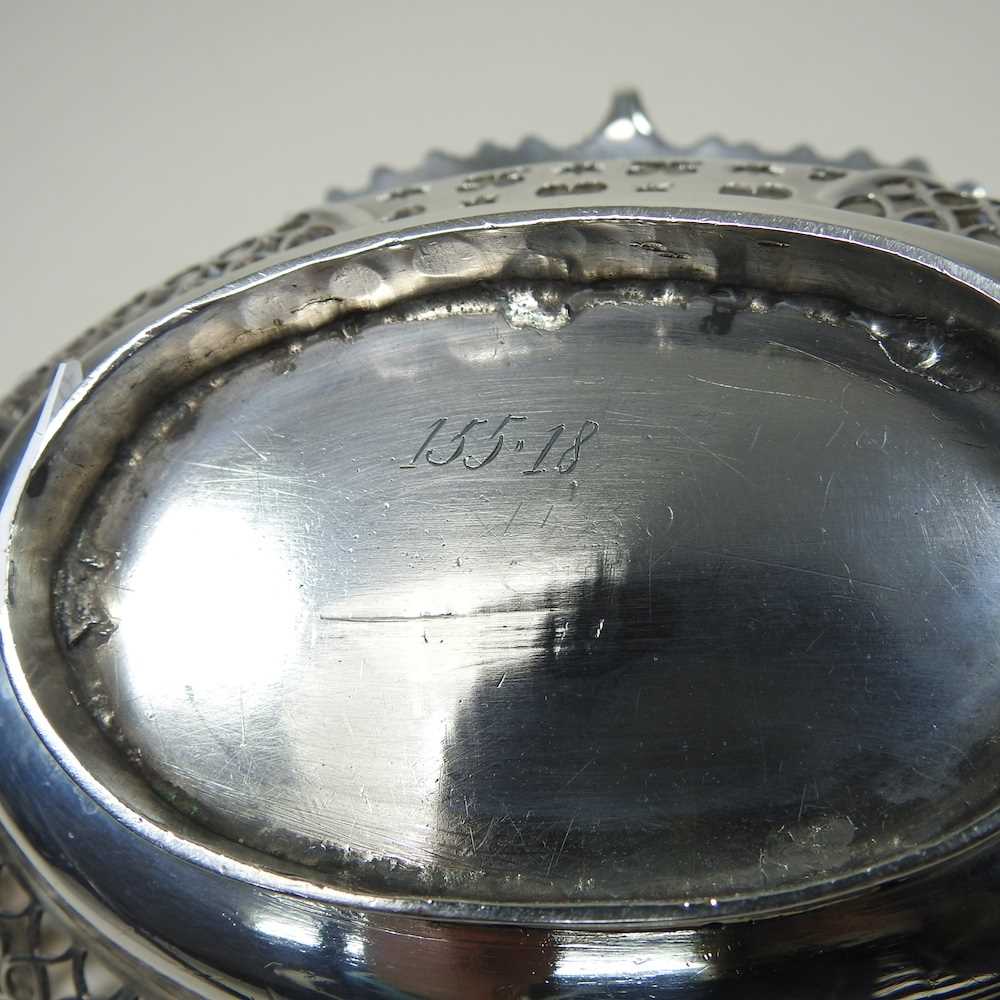 A good George III pierced silver sweetmeat basket, of pierced boat shape, the gadrooned border - Image 6 of 6