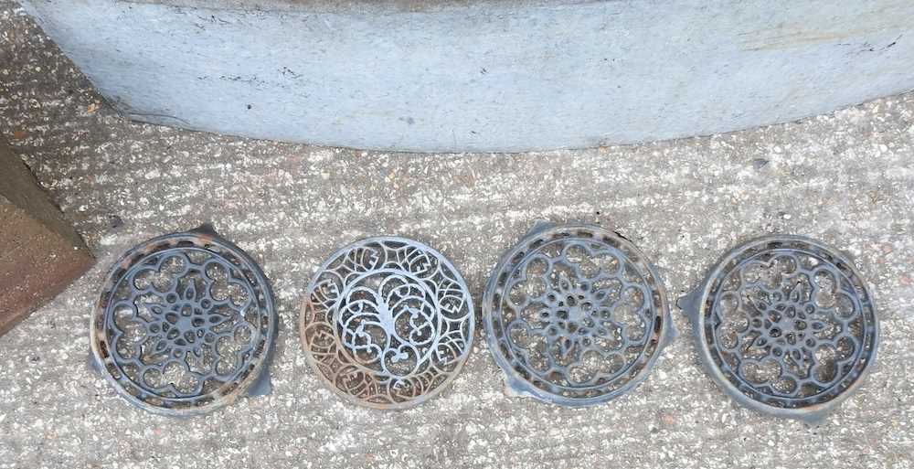 A galvanised corner trough, together with a planter and four trivets 118w x 66d x 37h cm - Image 2 of 4