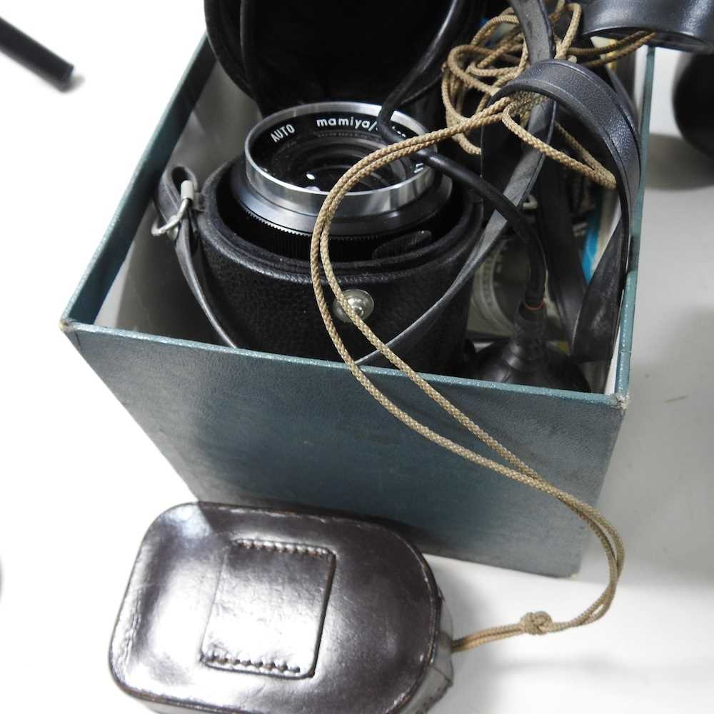 A vintage Voigtlander Lanthar camera, cased, together with a Voigtlander Bessa I, a Mamiya Sekor 500 - Image 13 of 13