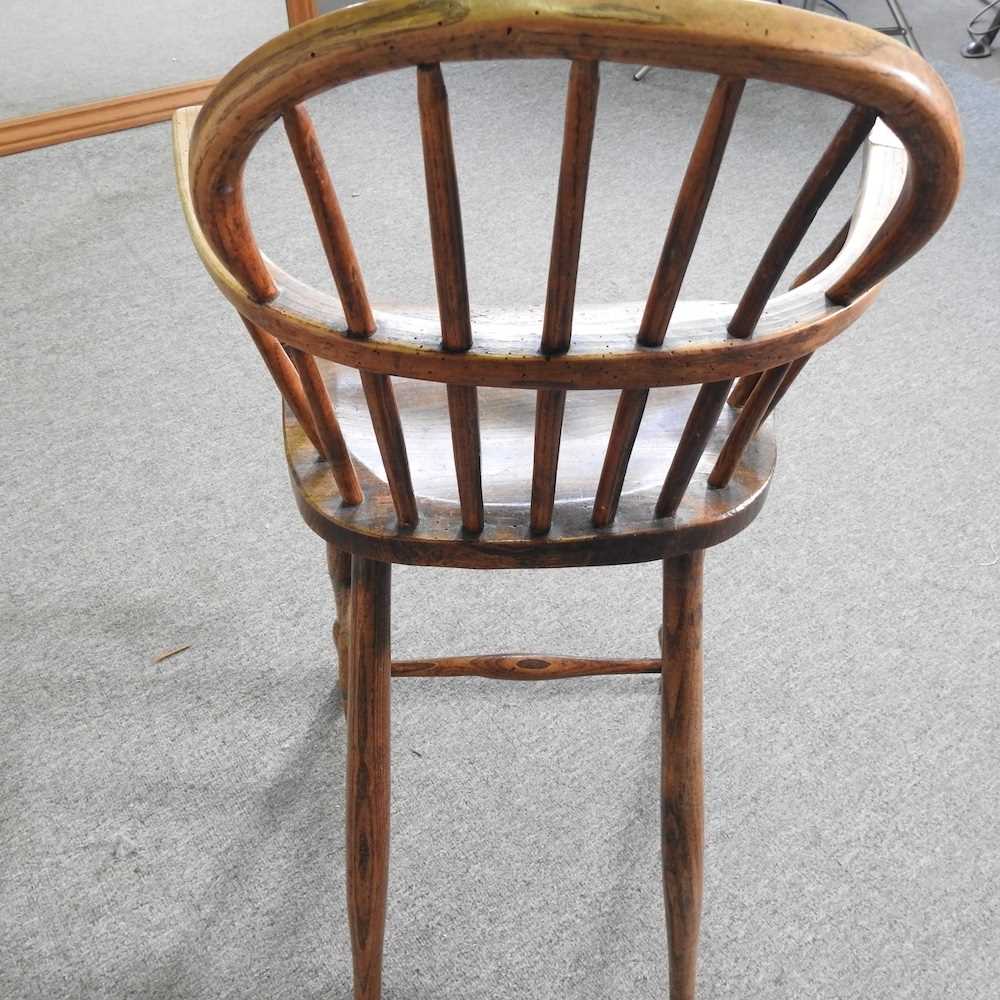 A 19th century elm Windsor style child's spindle back high chair, on turned legs, 86cm high - Bild 5 aus 5