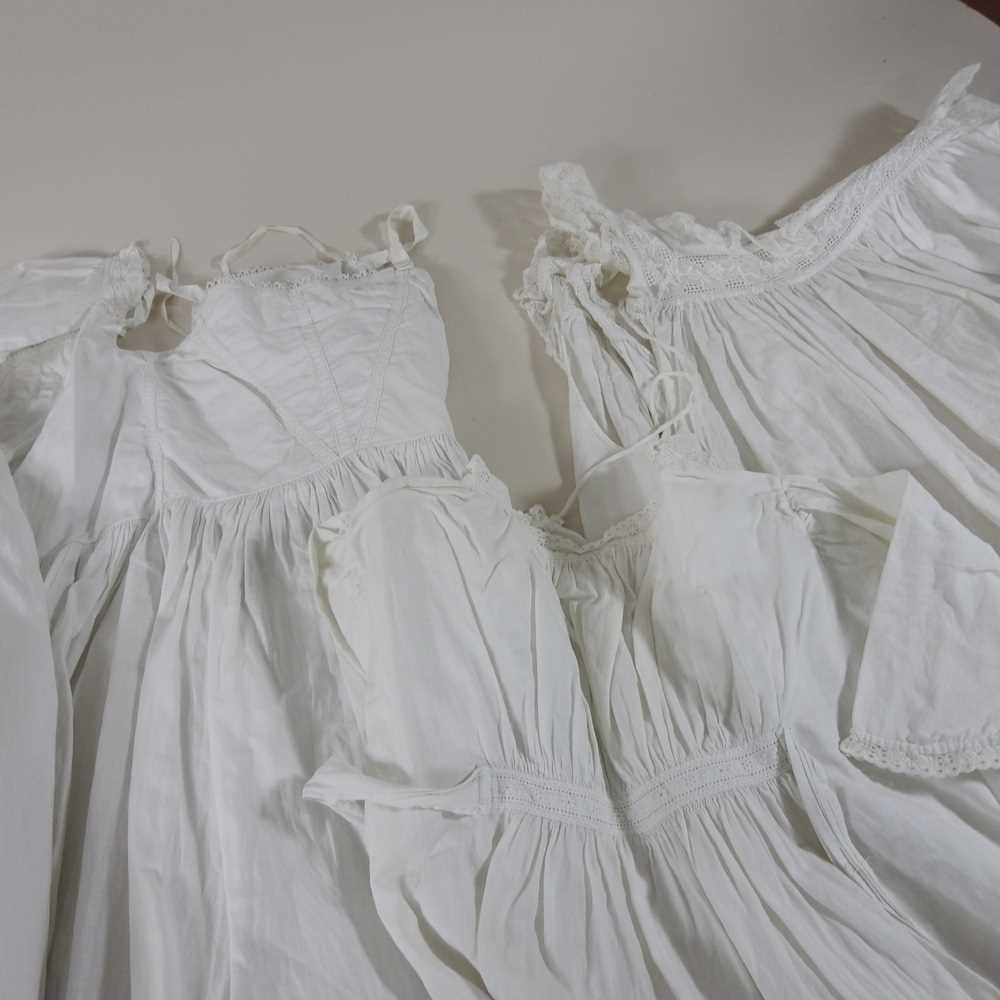 A collection of early 20th century white cotton and lace children's gowns - Image 4 of 4