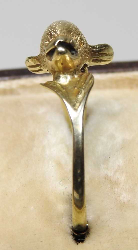 A 14 carat gold ring, in the form of a dolphin, 2.8g, size P, boxed - Image 5 of 6